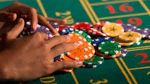 Bàn Live Casino trực tiếp tại 32win1 với dealer chuyên nghiệp
